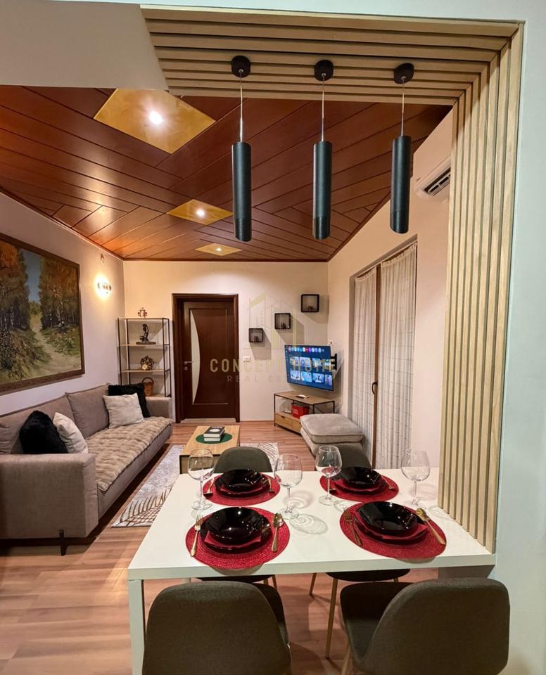 Jepet me qera shtepi 1+1 ne Delijorgj.

Siperfaqe: 55m2 
Kati i 3 ( me ashensor)

Organizohet: 

Sallon+ Kuzhine
1 Dhome gjumi 
1 Tualet
1 Ballkon 
Totalisht e mobiluar.
 
Kusht: Muaj i pare,muaj i fundit  dhe 1 muaj garanci.

Vendodhja: Rruga Kavajes,perball Deliorgjit.
Cmimi: 55.000 Leke.