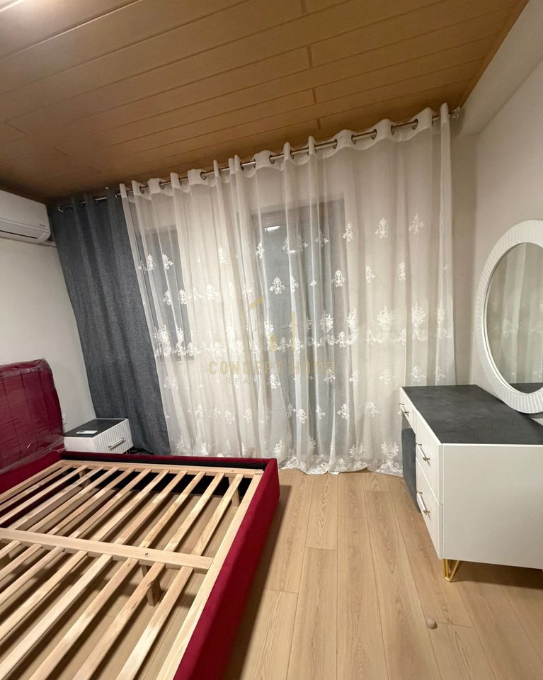 Jepet me qera shtepi 1+1 ne Delijorgj.

Siperfaqe: 55m2 
Kati i 3 ( me ashensor)

Organizohet: 

Sallon+ Kuzhine
1 Dhome gjumi 
1 Tualet
1 Ballkon 
Totalisht e mobiluar.
 
Kusht: Muaj i pare,muaj i fundit  dhe 1 muaj garanci.

Vendodhja: Rruga Kavajes,perball Deliorgjit.
Cmimi: 55.000 Leke.