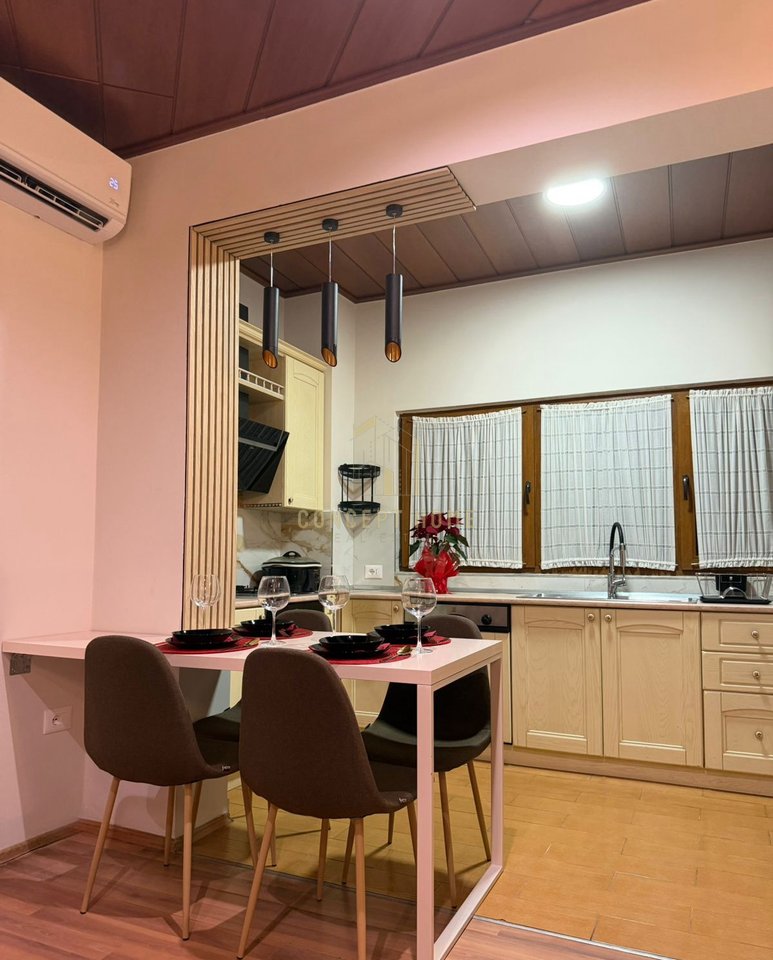 Jepet me qera shtepi 1+1 ne Delijorgj.

Siperfaqe: 55m2 
Kati i 3 ( me ashensor)

Organizohet: 

Sallon+ Kuzhine
1 Dhome gjumi 
1 Tualet
1 Ballkon 
Totalisht e mobiluar.
 
Kusht: Muaj i pare,muaj i fundit  dhe 1 muaj garanci.

Vendodhja: Rruga Kavajes,perball Deliorgjit.
Cmimi: 55.000 Leke.