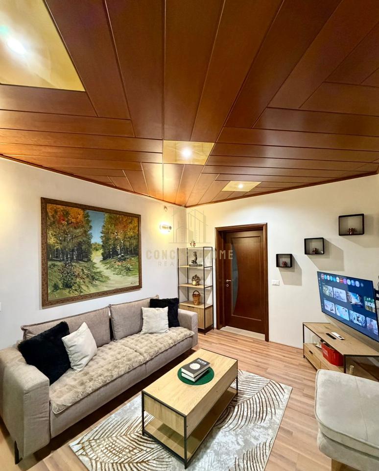 Jepet me qera shtepi 1+1 ne Delijorgj.

Siperfaqe: 55m2 
Kati i 3 ( me ashensor)

Organizohet: 

Sallon+ Kuzhine
1 Dhome gjumi 
1 Tualet
1 Ballkon 
Totalisht e mobiluar.
 
Kusht: Muaj i pare,muaj i fundit  dhe 1 muaj garanci.

Vendodhja: Rruga Kavajes,perball Deliorgjit.
Cmimi: 55.000 Leke.