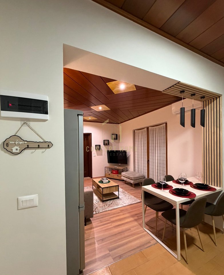 Jepet me qera shtepi 1+1 ne Delijorgj.

Siperfaqe: 55m2 
Kati i 3 ( me ashensor)

Organizohet: 

Sallon+ Kuzhine
1 Dhome gjumi 
1 Tualet
1 Ballkon 
Totalisht e mobiluar.
 
Kusht: Muaj i pare,muaj i fundit  dhe 1 muaj garanci.

Vendodhja: Rruga Kavajes,perball Deliorgjit.
Cmimi: 55.000 Leke.