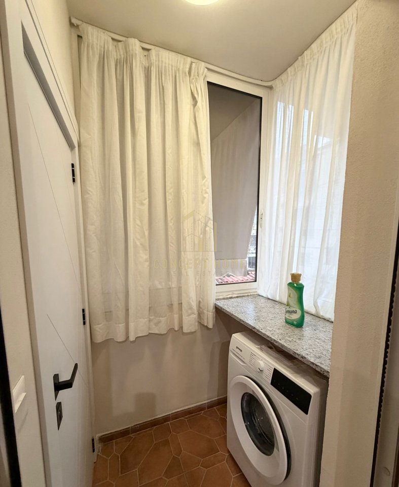 Jepet me qera shtepi 1+1 ne Delijorgj.

Siperfaqe: 55m2 
Kati i 3 ( me ashensor)

Organizohet: 

Sallon+ Kuzhine
1 Dhome gjumi 
1 Tualet
1 Ballkon 
Totalisht e mobiluar.
 
Kusht: Muaj i pare,muaj i fundit  dhe 1 muaj garanci.

Vendodhja: Rruga Kavajes,perball Deliorgjit.
Cmimi: 55.000 Leke.