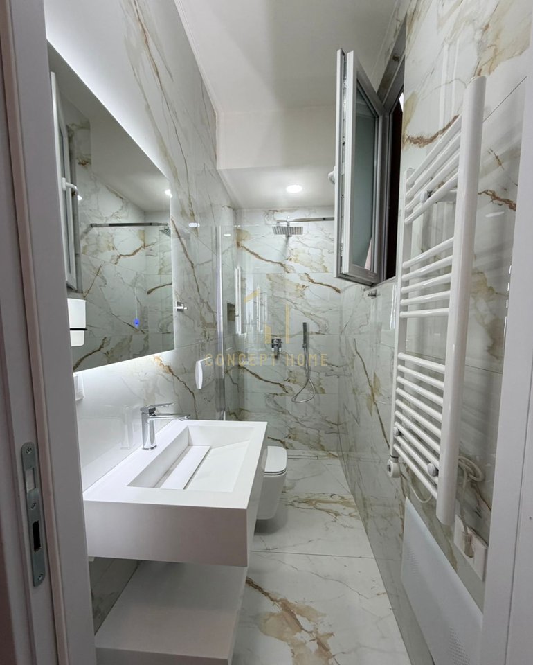 Jepet me qera shtepi 1+1 ne Delijorgj.

Siperfaqe: 55m2 
Kati i 3 ( me ashensor)

Organizohet: 

Sallon+ Kuzhine
1 Dhome gjumi 
1 Tualet
1 Ballkon 
Totalisht e mobiluar.
 
Kusht: Muaj i pare,muaj i fundit  dhe 1 muaj garanci.

Vendodhja: Rruga Kavajes,perball Deliorgjit.
Cmimi: 55.000 Leke.