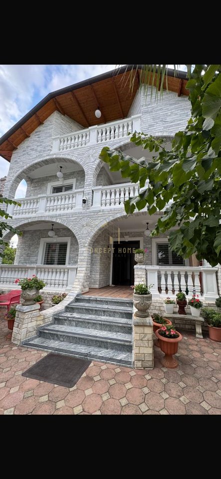 Shitet vile elegante 3 kateshe me arkitekure klasike dhe oborr te kuruar, nje oaz rehatie dhe prestigji