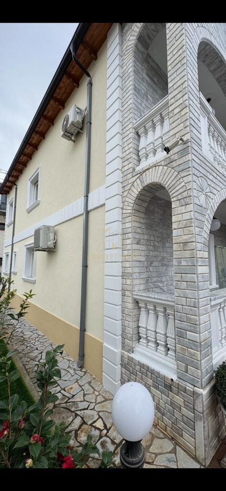 Shitet vile elegante 3 kateshe me arkitekure klasike dhe oborr te kuruar, nje oaz rehatie dhe prestigji