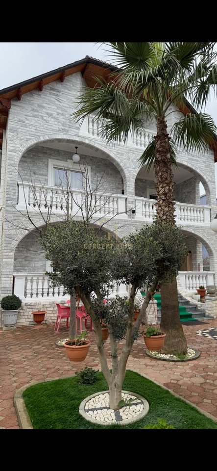 Shitet vile elegante 3 kateshe me arkitekure klasike dhe oborr te kuruar, nje oaz rehatie dhe prestigji