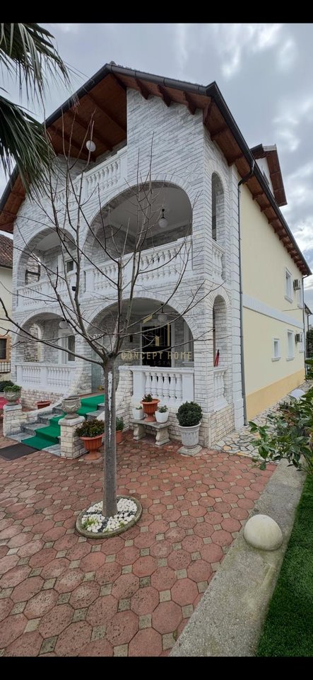 Shitet vile elegante 3 kateshe me arkitekure klasike dhe oborr te kuruar, nje oaz rehatie dhe prestigji