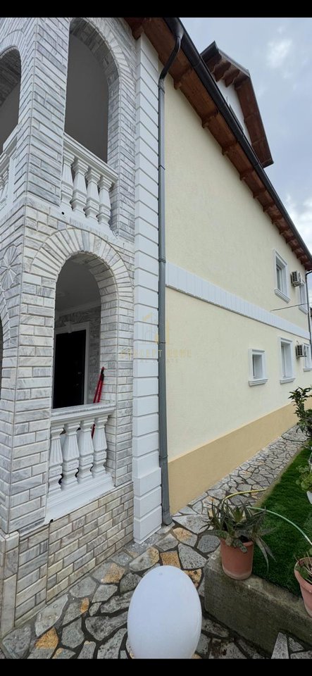 Shitet vile elegante 3 kateshe me arkitekure klasike dhe oborr te kuruar, nje oaz rehatie dhe prestigji