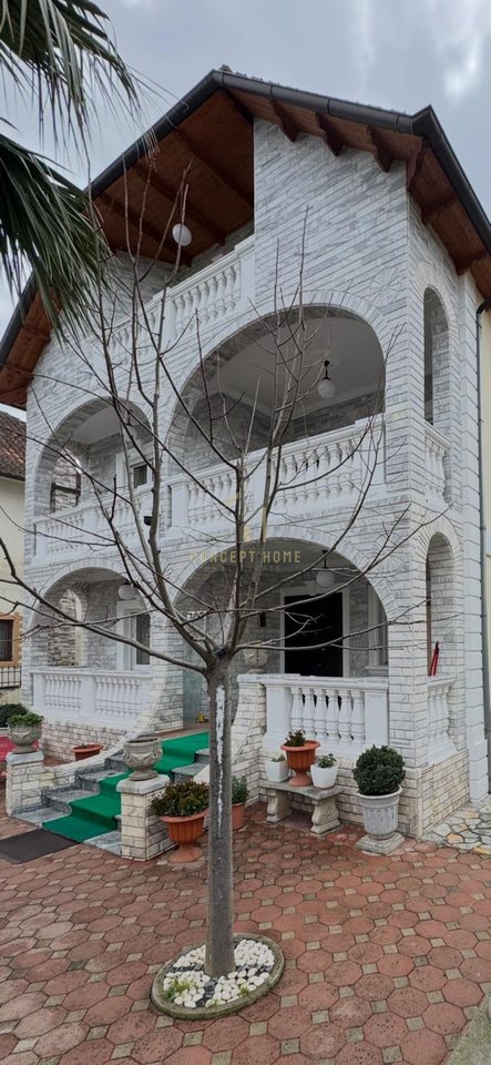 Shitet vile elegante 3 kateshe me arkitekure klasike dhe oborr te kuruar, nje oaz rehatie dhe prestigji