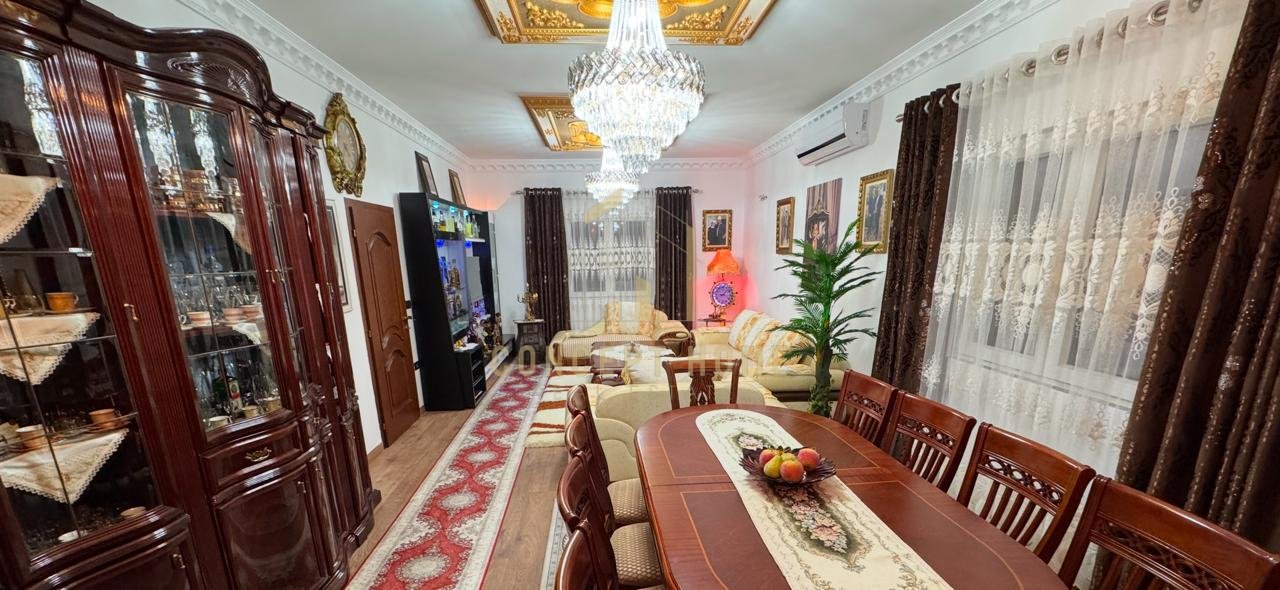 Shitet vile elegante 3 kateshe me arkitekure klasike dhe oborr te kuruar, nje oaz rehatie dhe prestigji