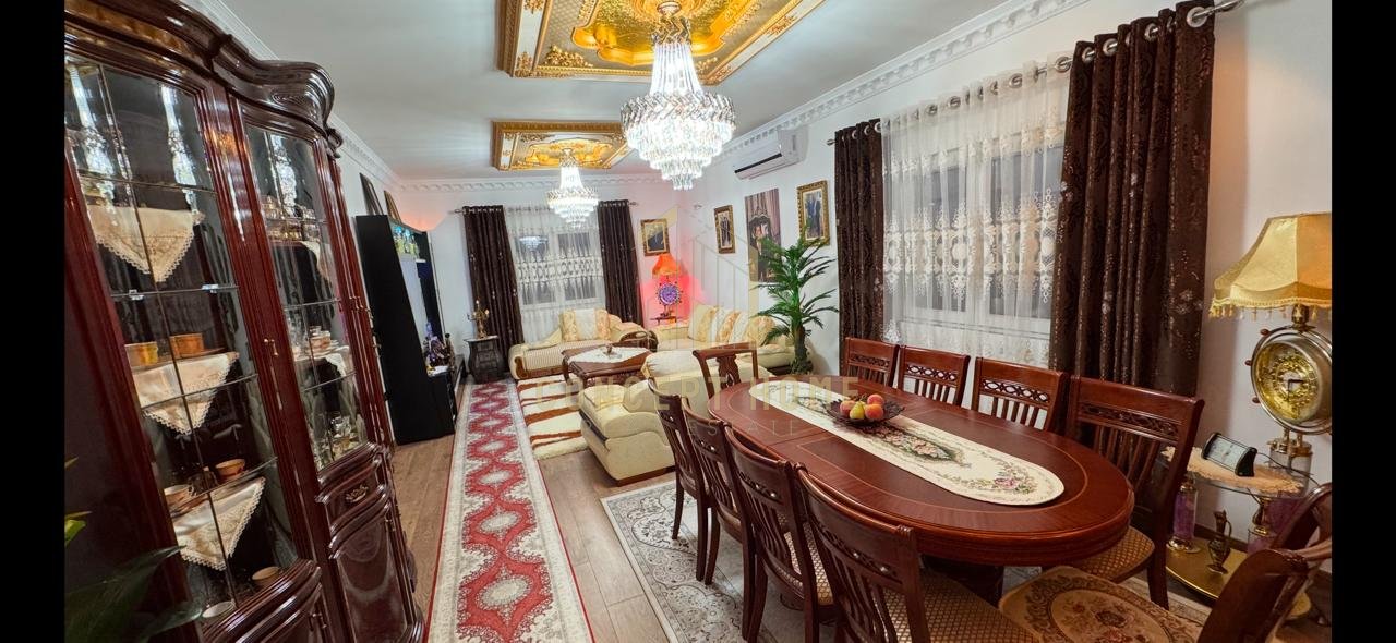 Shitet vile elegante 3 kateshe me arkitekure klasike dhe oborr te kuruar, nje oaz rehatie dhe prestigji