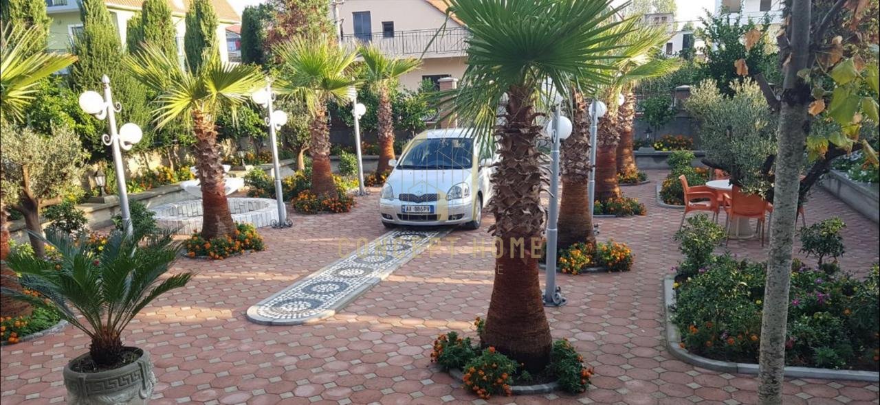 Shitet vile elegante 3 kateshe me arkitekure klasike dhe oborr te kuruar, nje oaz rehatie dhe prestigji