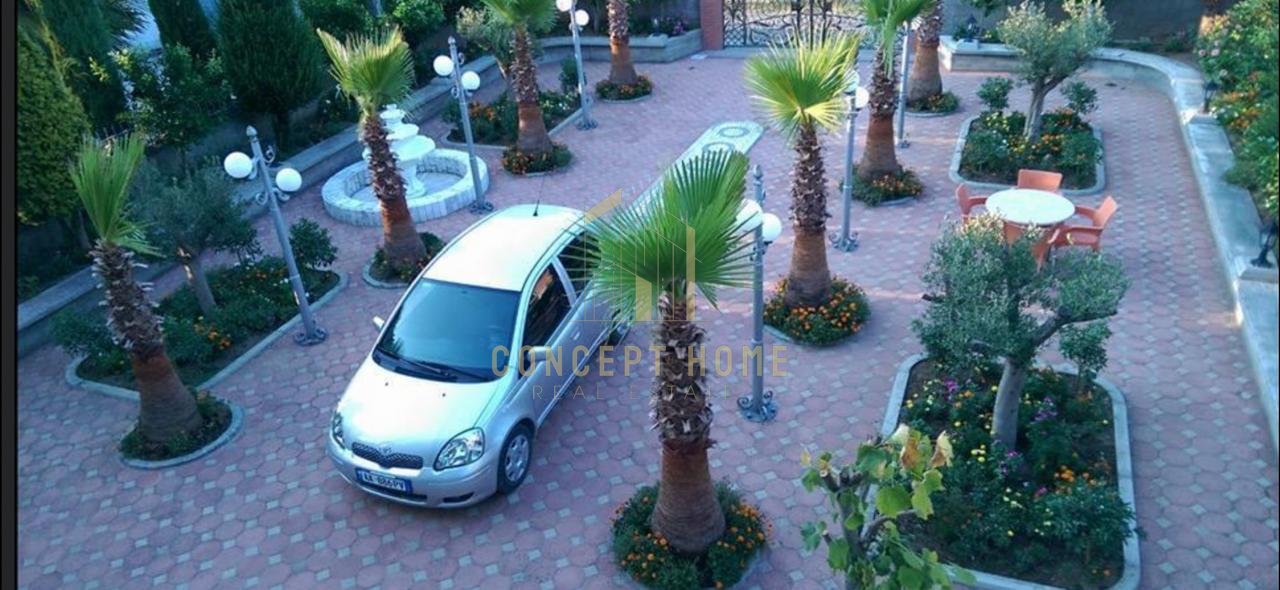 Shitet vile elegante 3 kateshe me arkitekure klasike dhe oborr te kuruar, nje oaz rehatie dhe prestigji