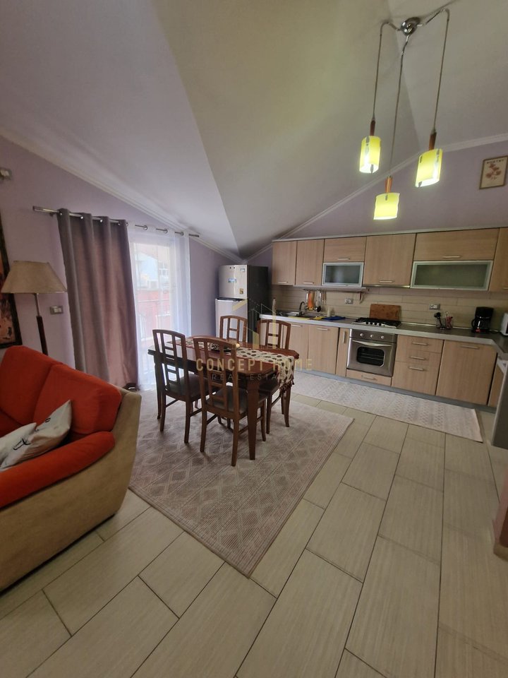 Affittasi appartamento 3+1+3+P presso la Komuna e Parisit, superficie 144 m2.