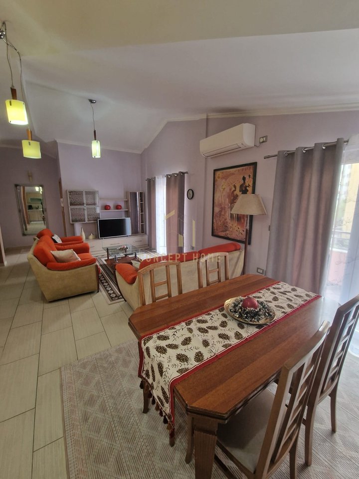 Affittasi appartamento 3+1+3+P presso la Komuna e Parisit, superficie 144 m2.