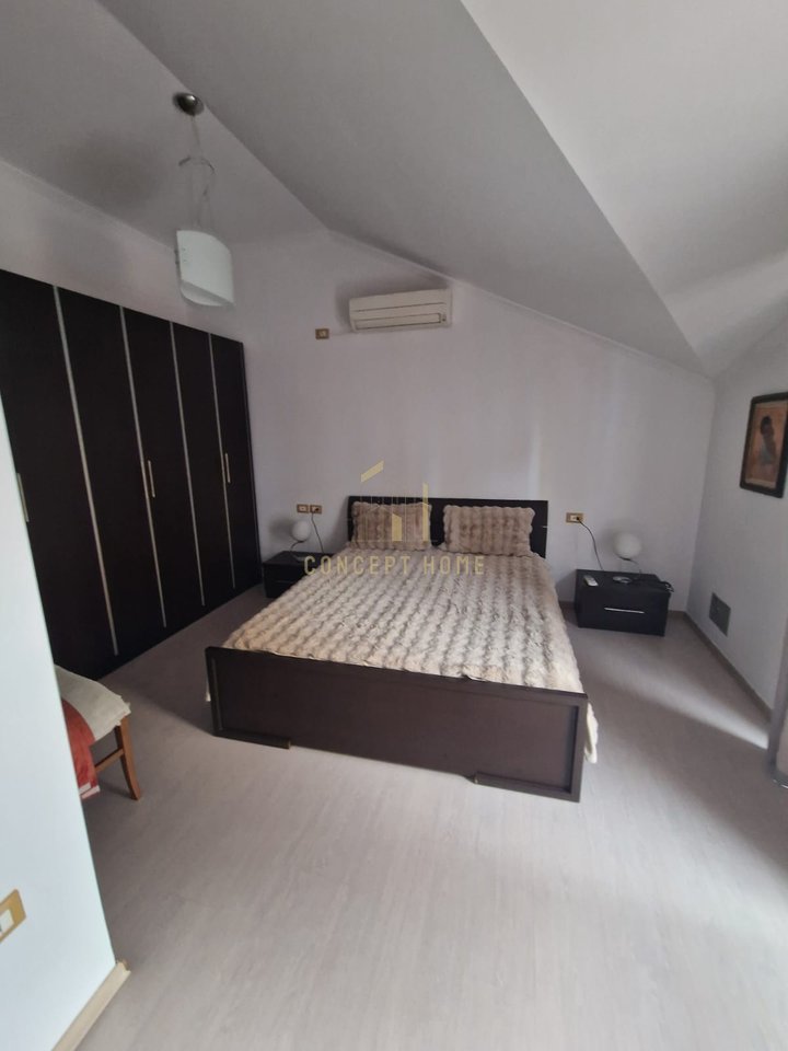 Affittasi appartamento 3+1+3+P presso la Komuna e Parisit, superficie 144 m2.