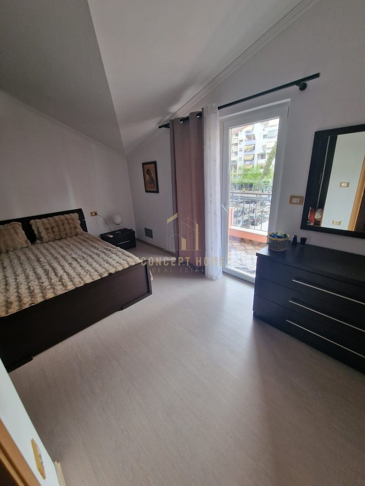 Affittasi appartamento 3+1+3+P presso la Komuna e Parisit, superficie 144 m2.