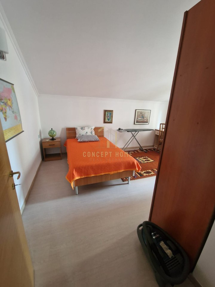 Affittasi appartamento 3+1+3+P presso la Komuna e Parisit, superficie 144 m2.