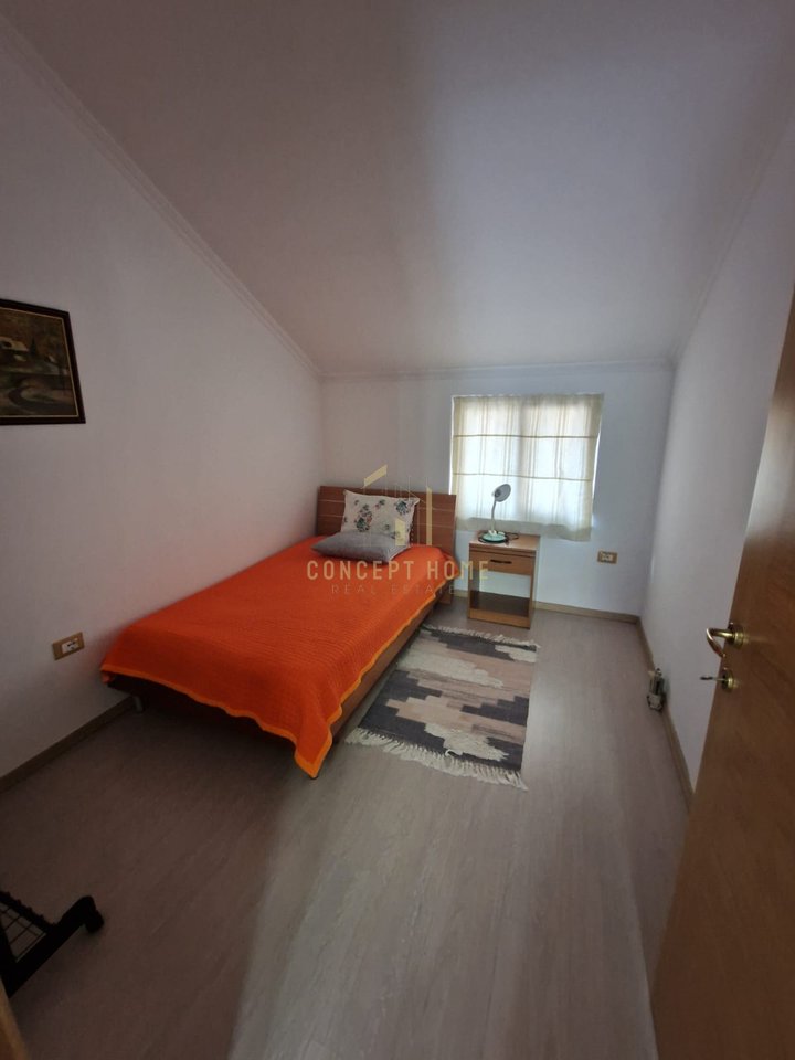 Affittasi appartamento 3+1+3+P presso la Komuna e Parisit, superficie 144 m2.