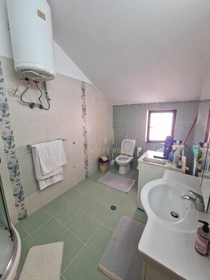 Affittasi appartamento 3+1+3+P presso la Komuna e Parisit, superficie 144 m2.