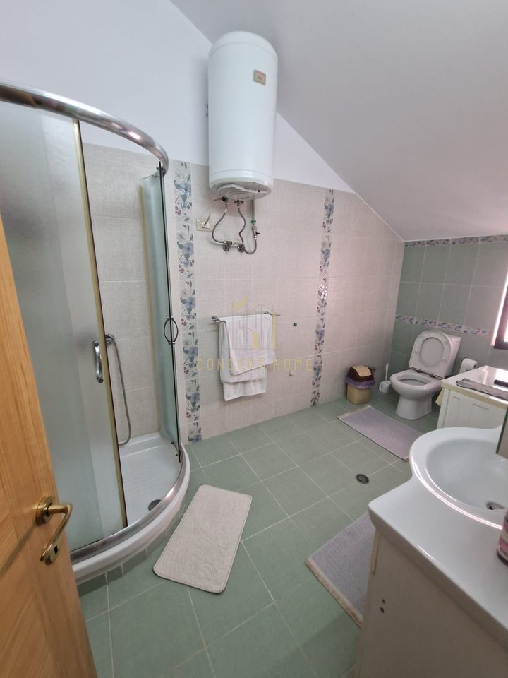 Affittasi appartamento 3+1+3+P presso la Komuna e Parisit, superficie 144 m2.