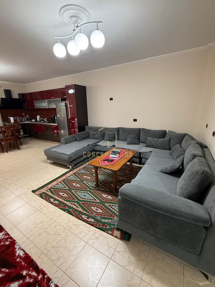Shitet apartament 2+1+2 tek Komuna e Parisit