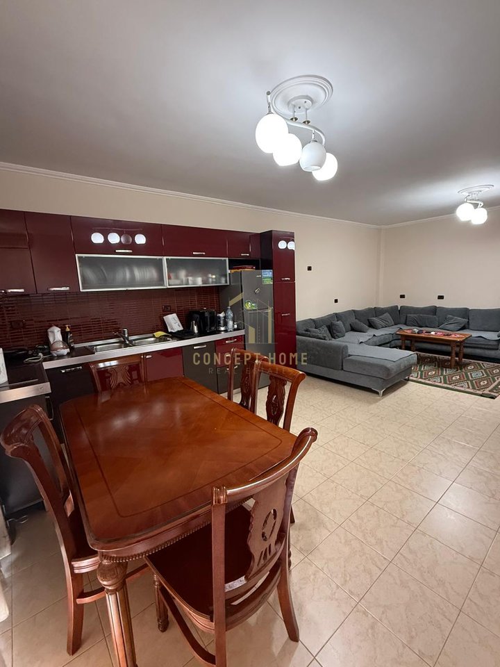 Shitet apartament 2+1+2 tek Komuna e Parisit