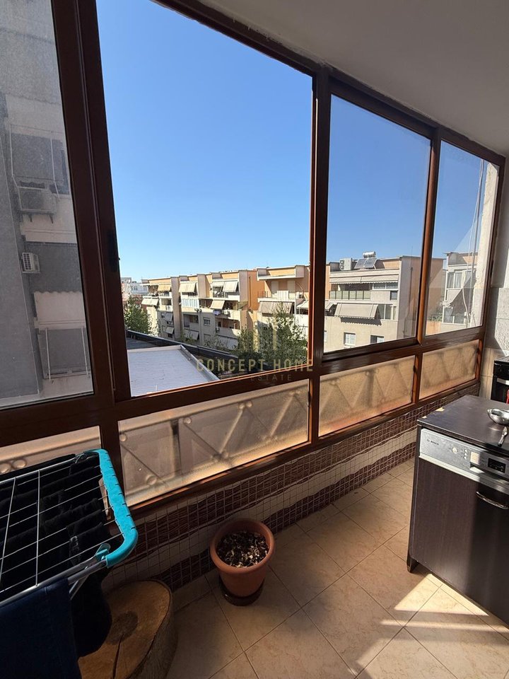Shitet apartament 2+1+2 tek Komuna e Parisit