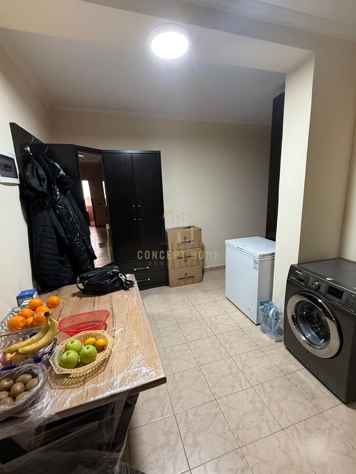 Shitet apartament 2+1+2 tek Komuna e Parisit