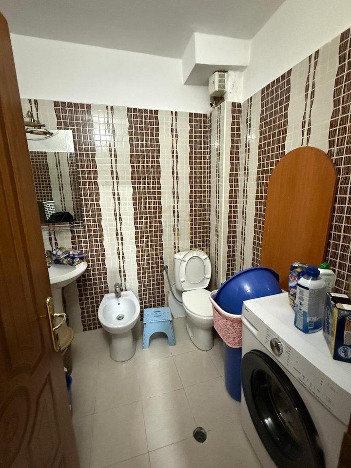 Shitet apartament 2+1+2 tek Komuna e Parisit