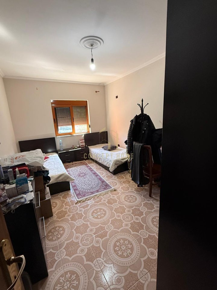 Shitet apartament 2+1+2 tek Komuna e Parisit