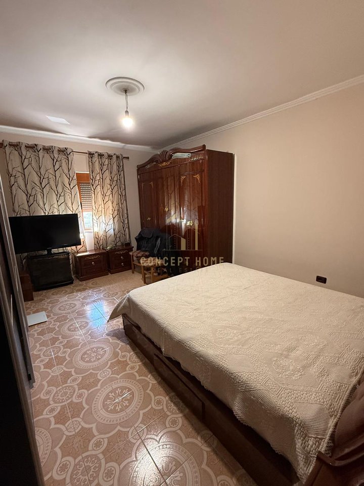 Shitet apartament 2+1+2 tek Komuna e Parisit