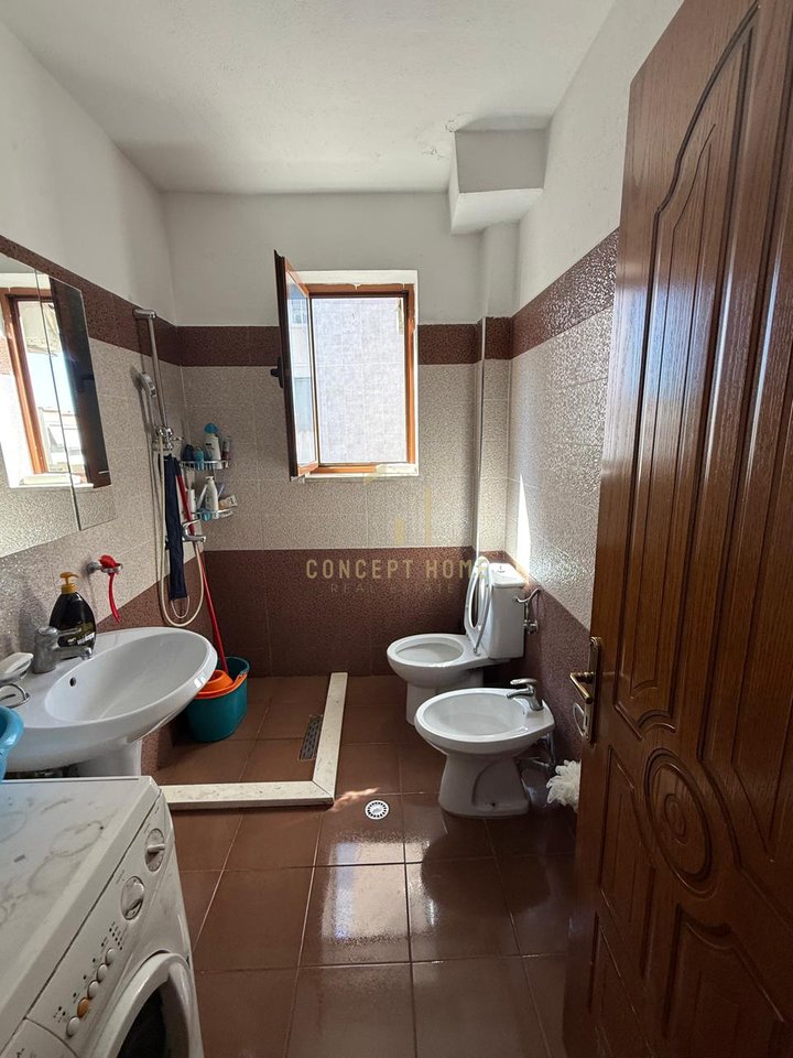 Shitet apartament 2+1+2 tek Komuna e Parisit