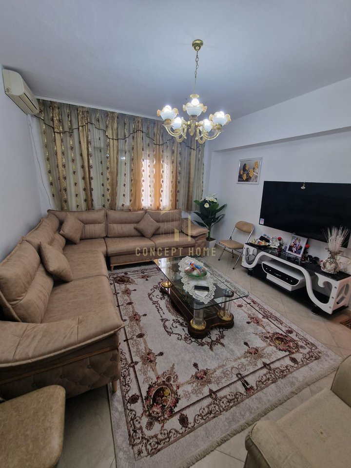 Jepet me qera apartament 3+1+2 tek Sheshi Skenderbej, Qender, 130 m2