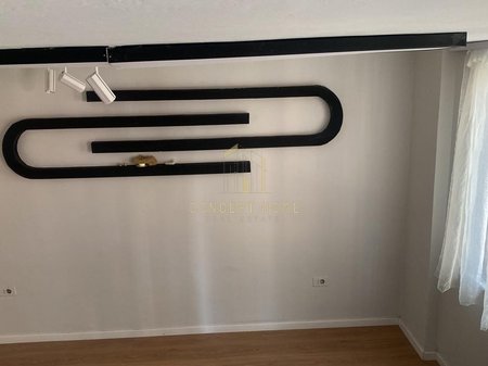 Jepet me qera Dyqan tek   " Mine Peza "