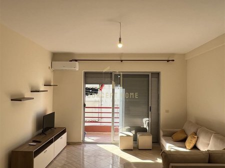 Jepet me qera apartament  1+1 te Kodra e Diellit.