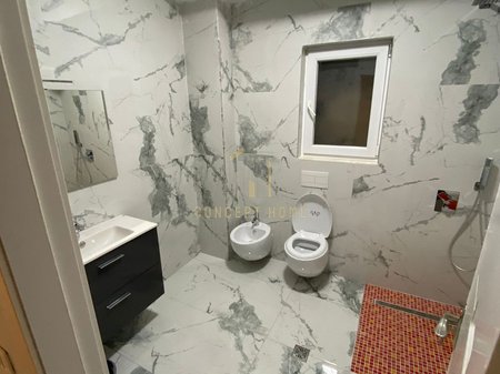 Jepet me qera ambient biznesi prane Postes Qendrore