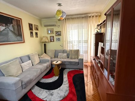 Shitet apartament 2+1 tek Komuna e Parisit