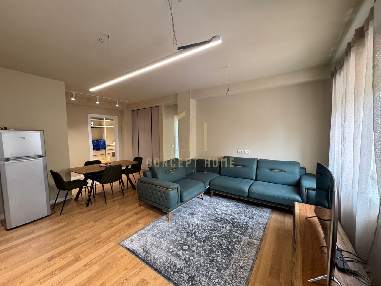 Jepet me qera apartament 2+1+P tek Rruga e Durresit

Siperfaqe totale: 100m2.

Kati: 2 (Me ashensor)

Apartamenti organizohet ne:

- Ambient ndenje + Ambient gatimi.
- 2 Dhome gjumi.
- 2 Tualet.
- 2 Ballkone.

Apartamenti jepet totalisht i mobiluar si ne foto, me ndricim natyral gjate gjithe dites. Orintimi Veri-Lindje i pajisur me 2 ballkone.Instalime elektrike dhe hidraulike te reja