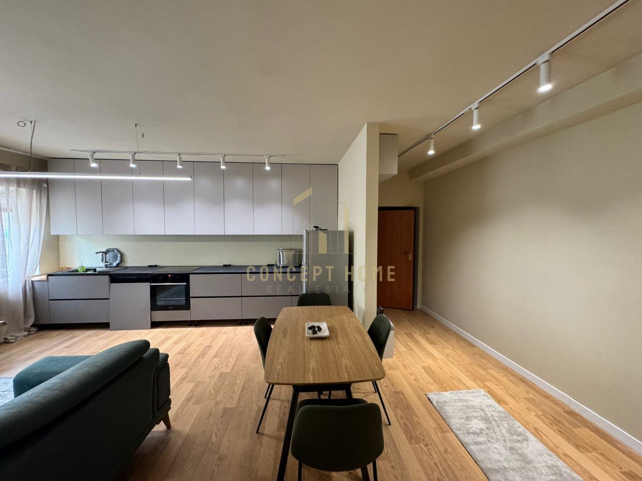 Jepet me qera apartament 2+1+P tek Rruga e Durresit

Siperfaqe totale: 100m2.

Kati: 2 (Me ashensor)

Apartamenti organizohet ne:

- Ambient ndenje + Ambient gatimi.
- 2 Dhome gjumi.
- 2 Tualet.
- 2 Ballkone.

Apartamenti jepet totalisht i mobiluar si ne foto, me ndricim natyral gjate gjithe dites. Orintimi Veri-Lindje i pajisur me 2 ballkone.Instalime elektrike dhe hidraulike te reja