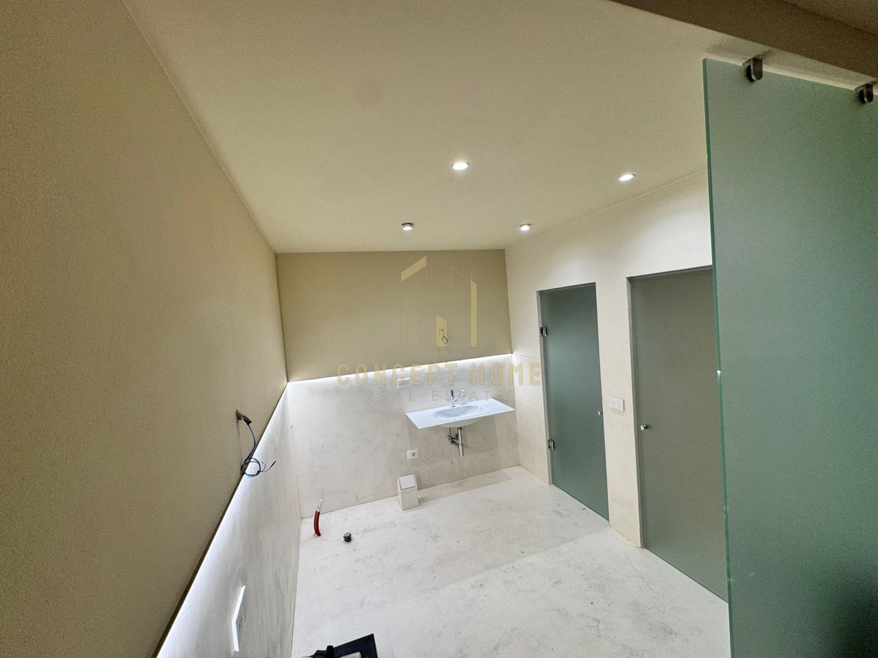 Jepet me qera apartament 2+1+P tek Rruga e Durresit

Siperfaqe totale: 100m2.

Kati: 2 (Me ashensor)

Apartamenti organizohet ne:

- Ambient ndenje + Ambient gatimi.
- 2 Dhome gjumi.
- 2 Tualet.
- 2 Ballkone.

Apartamenti jepet totalisht i mobiluar si ne foto, me ndricim natyral gjate gjithe dites. Orintimi Veri-Lindje i pajisur me 2 ballkone.Instalime elektrike dhe hidraulike te reja