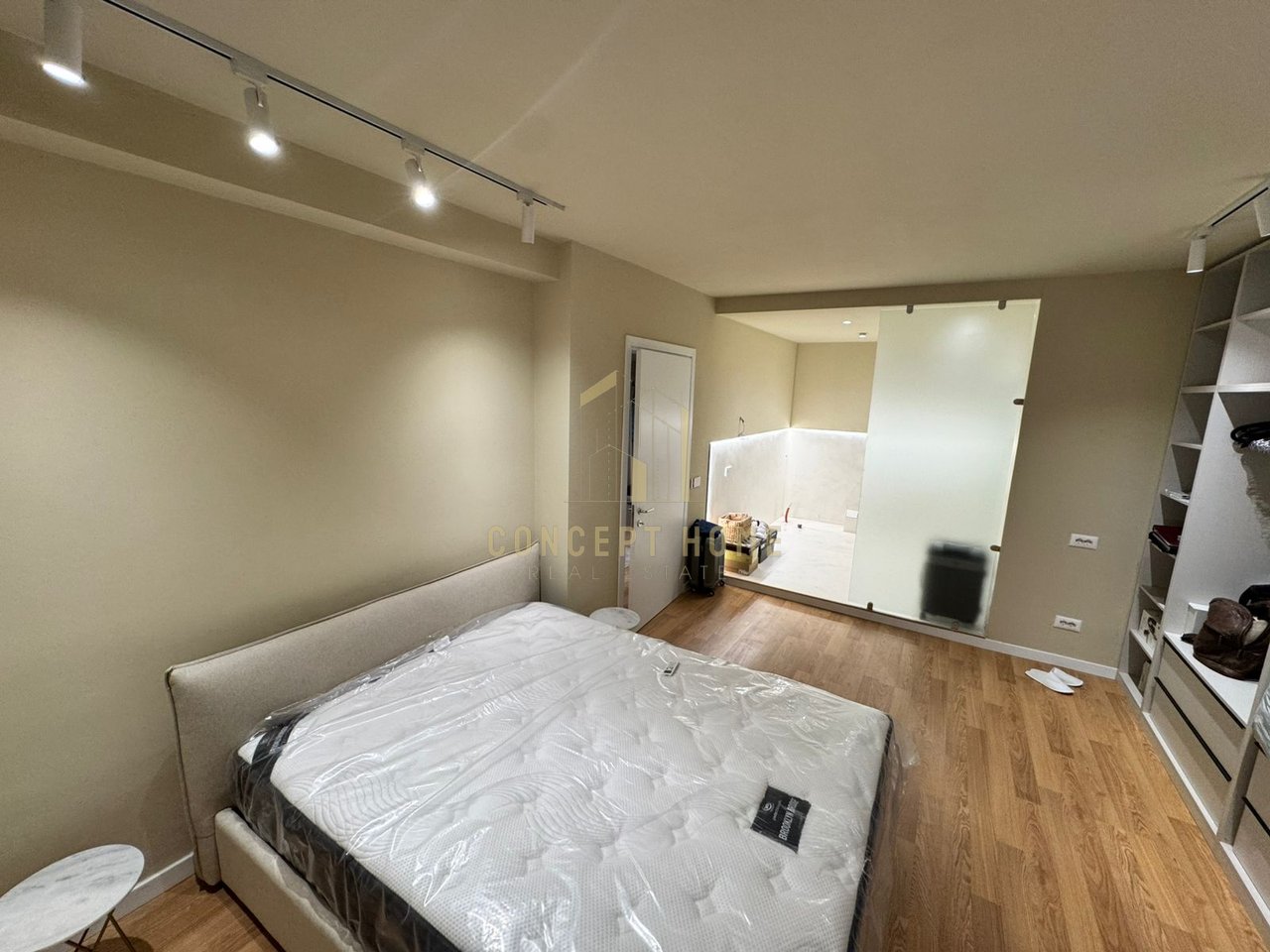 Jepet me qera apartament 2+1+P tek Rruga e Durresit

Siperfaqe totale: 100m2.

Kati: 2 (Me ashensor)

Apartamenti organizohet ne:

- Ambient ndenje + Ambient gatimi.
- 2 Dhome gjumi.
- 2 Tualet.
- 2 Ballkone.

Apartamenti jepet totalisht i mobiluar si ne foto, me ndricim natyral gjate gjithe dites. Orintimi Veri-Lindje i pajisur me 2 ballkone.Instalime elektrike dhe hidraulike te reja