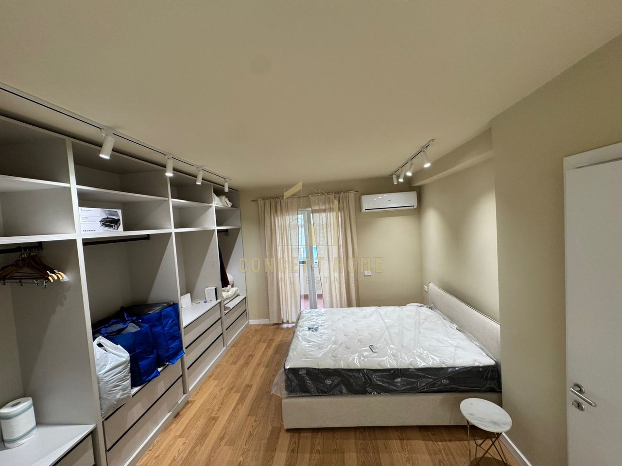 Jepet me qera apartament 2+1+P tek Rruga e Durresit

Siperfaqe totale: 100m2.

Kati: 2 (Me ashensor)

Apartamenti organizohet ne:

- Ambient ndenje + Ambient gatimi.
- 2 Dhome gjumi.
- 2 Tualet.
- 2 Ballkone.

Apartamenti jepet totalisht i mobiluar si ne foto, me ndricim natyral gjate gjithe dites. Orintimi Veri-Lindje i pajisur me 2 ballkone.Instalime elektrike dhe hidraulike te reja