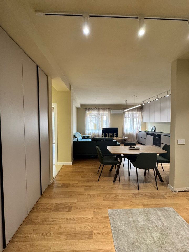 Jepet me qera apartament 2+1+P tek Rruga e Durresit

Siperfaqe totale: 100m2.

Kati: 2 (Me ashensor)

Apartamenti organizohet ne:

- Ambient ndenje + Ambient gatimi.
- 2 Dhome gjumi.
- 2 Tualet.
- 2 Ballkone.

Apartamenti jepet totalisht i mobiluar si ne foto, me ndricim natyral gjate gjithe dites. Orintimi Veri-Lindje i pajisur me 2 ballkone.Instalime elektrike dhe hidraulike te reja