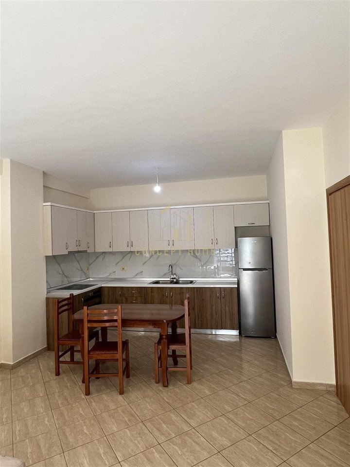 Jepet me qera apartament  1+1 te Kodra e Diellit.