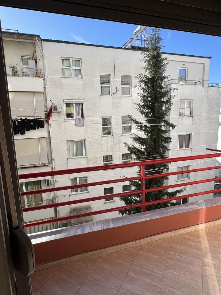 Jepet me qera apartament  1+1 te Kodra e Diellit.