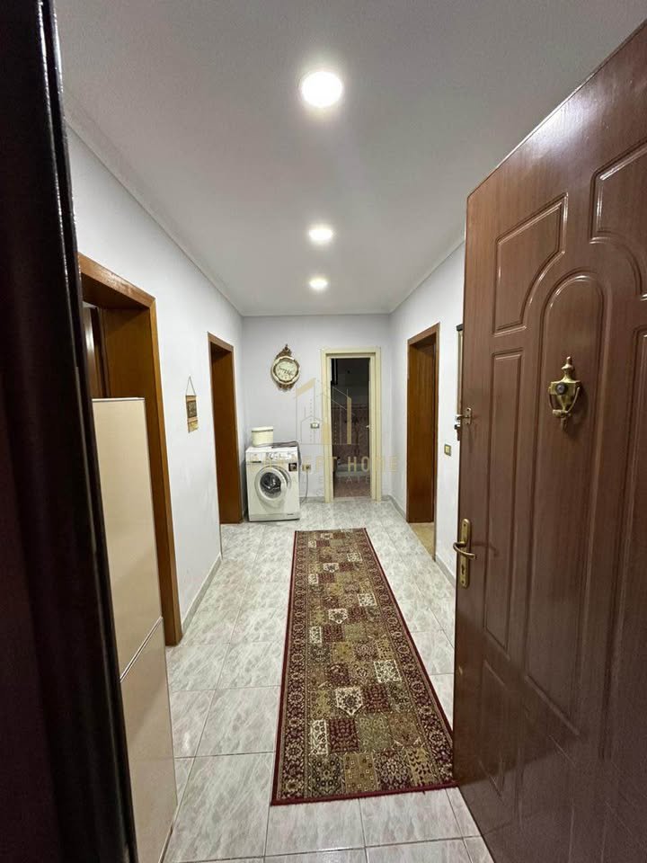 Jepet me qera apartament 2+1 tek Bulevardi i ri