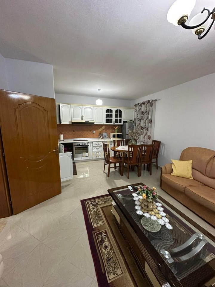 Jepet me qera apartament 2+1 tek Bulevardi i ri