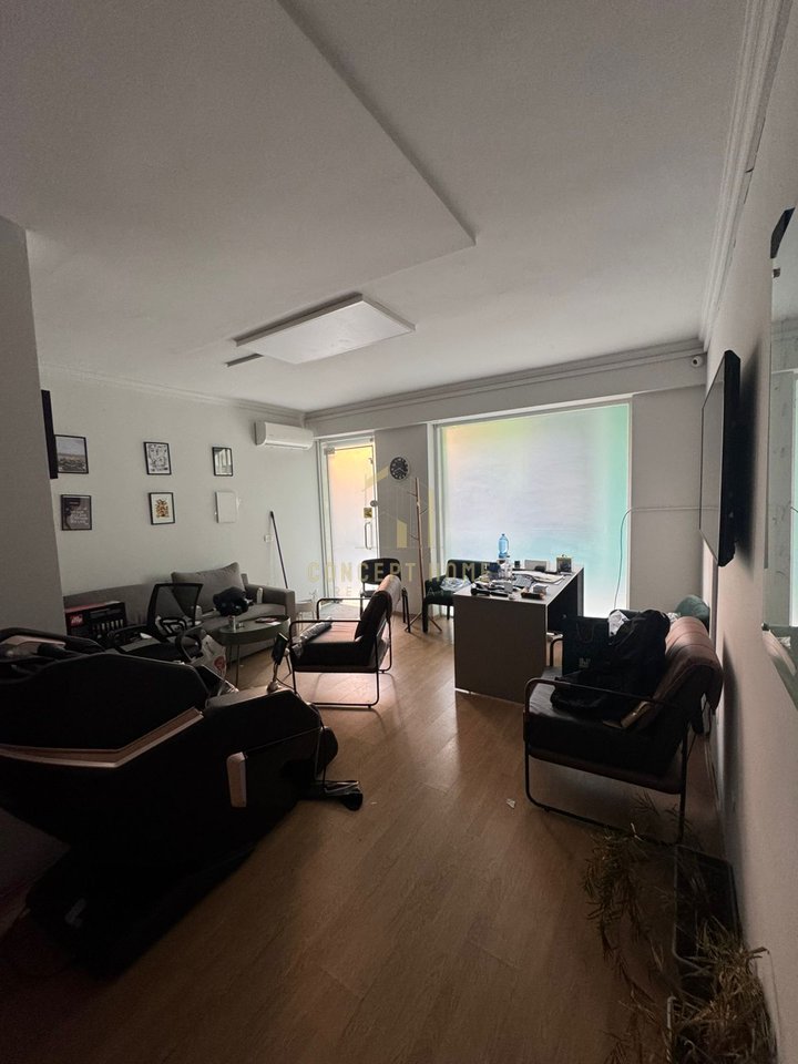 Negozio 1+1 in Affitto nel Comune di Parigi, Tirana - 400€ | 50 m²