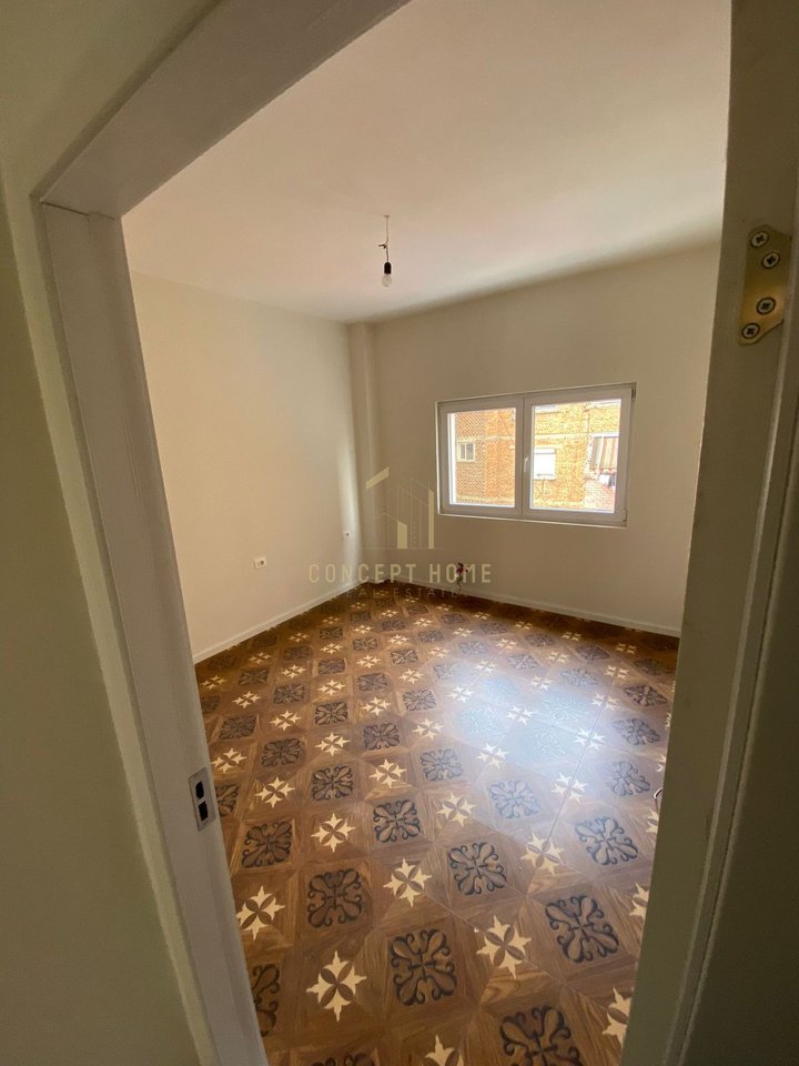 Jepet me qera ambient biznesi prane Postes Qendrore